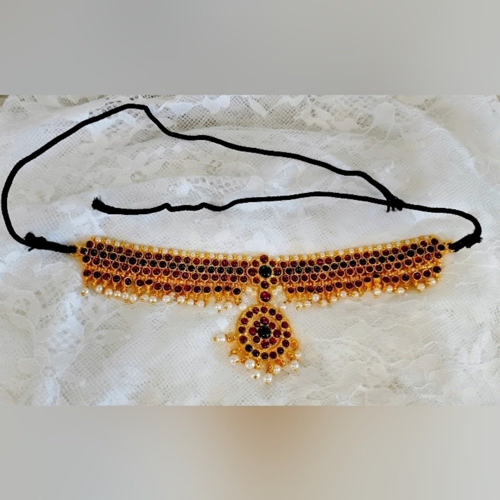 BRILLIANT GOLD CHOKER WITH MEDALLION